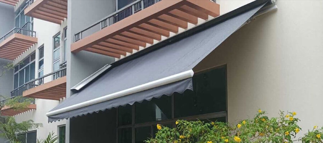 Retractable awning