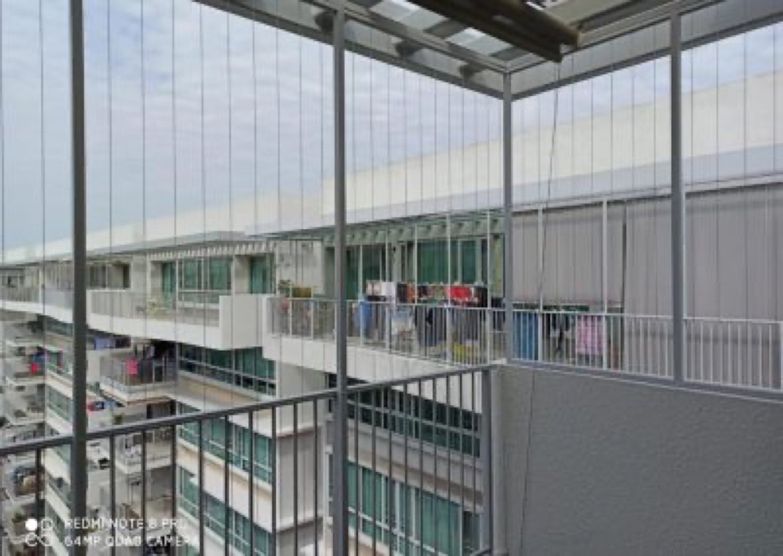 Structure invisible grille on a balcony